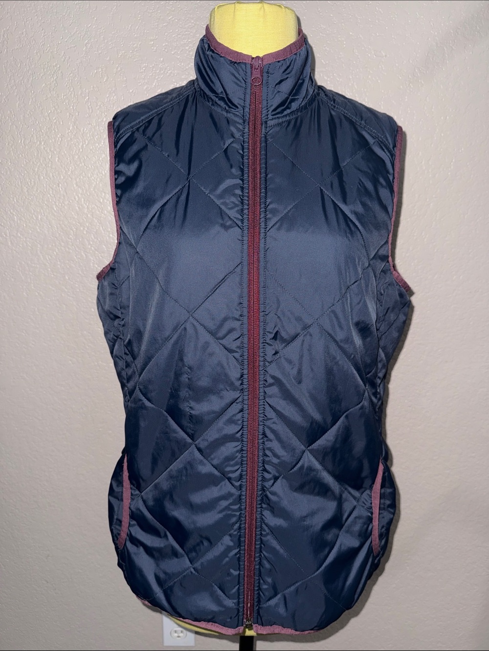 Duluth Trading Co Navy Quilted Vest with Burgundy Trim size small